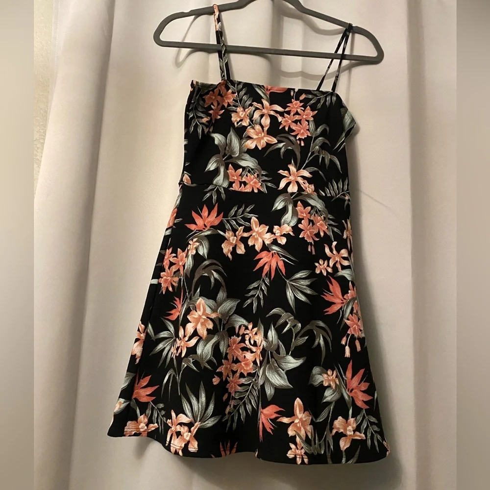 Beautiful floral dress *Nwot - Picture 2 of 5